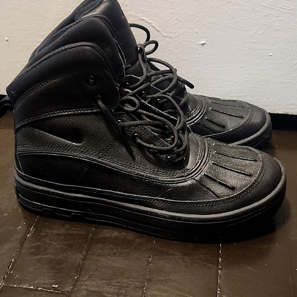 Nike snow boots